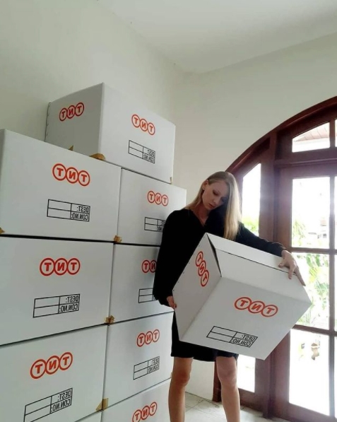 Women working in Deepwear logistic service